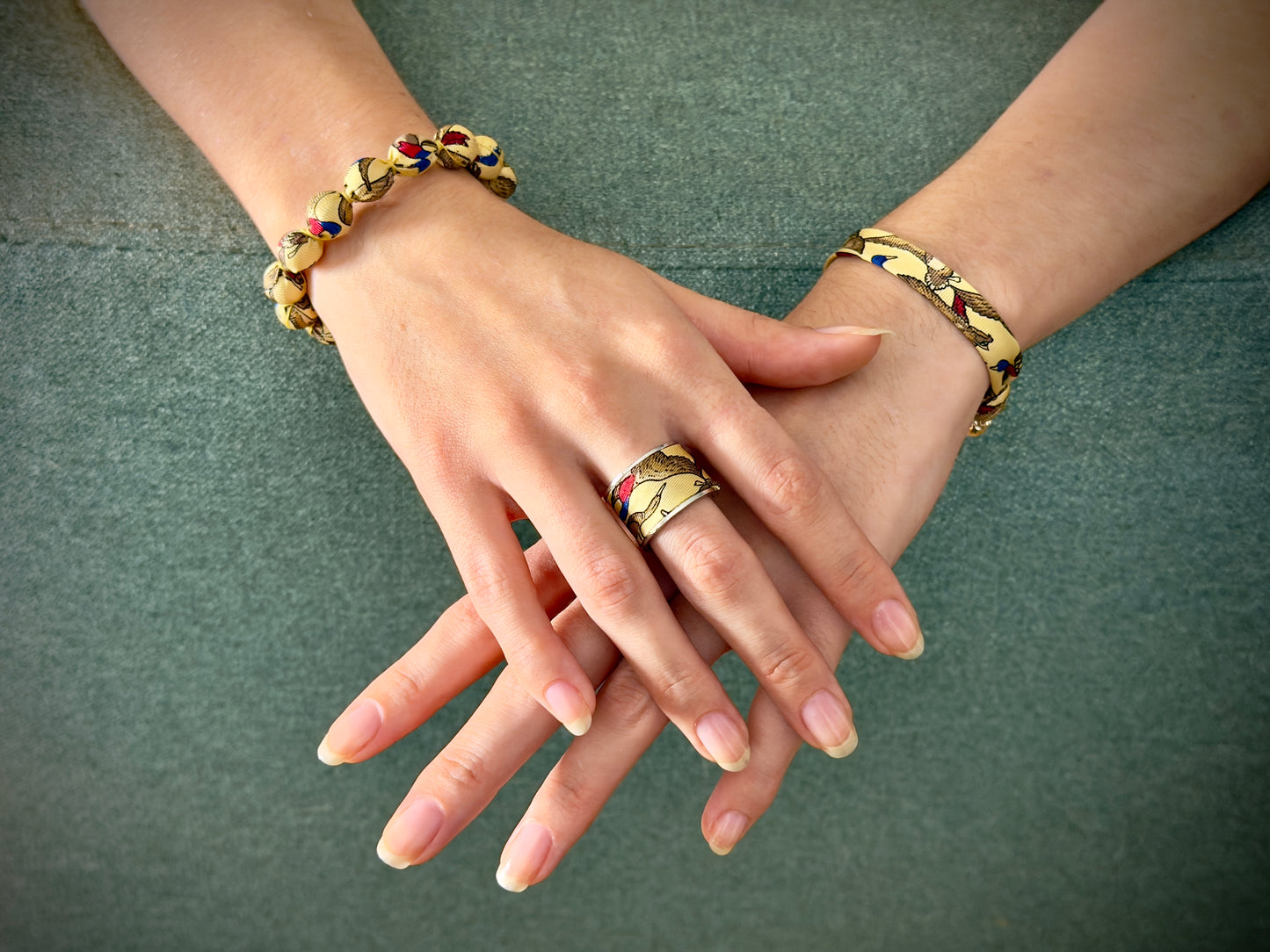 Bracelet perles de soie jaune, motifs canards sauvages