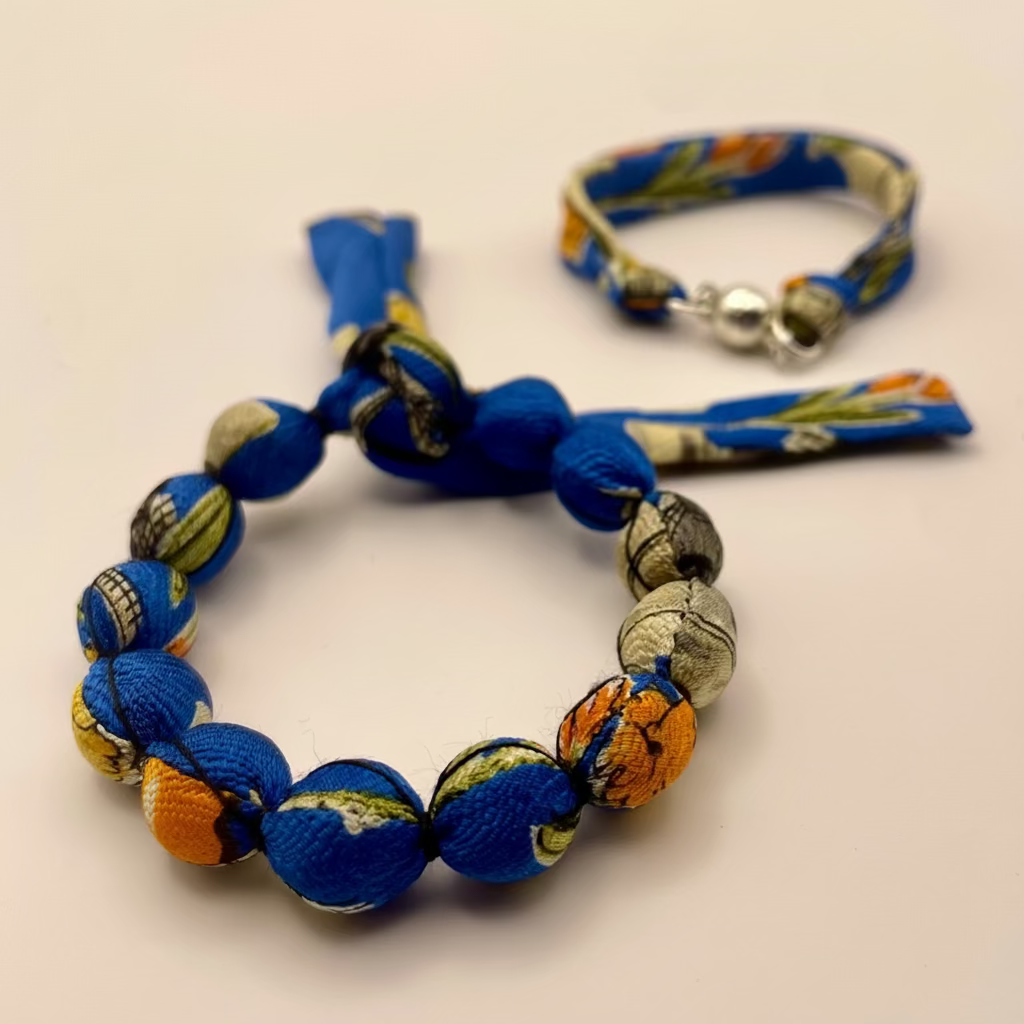 Bracelet perles de soie bleue motifs moulins et pavots
