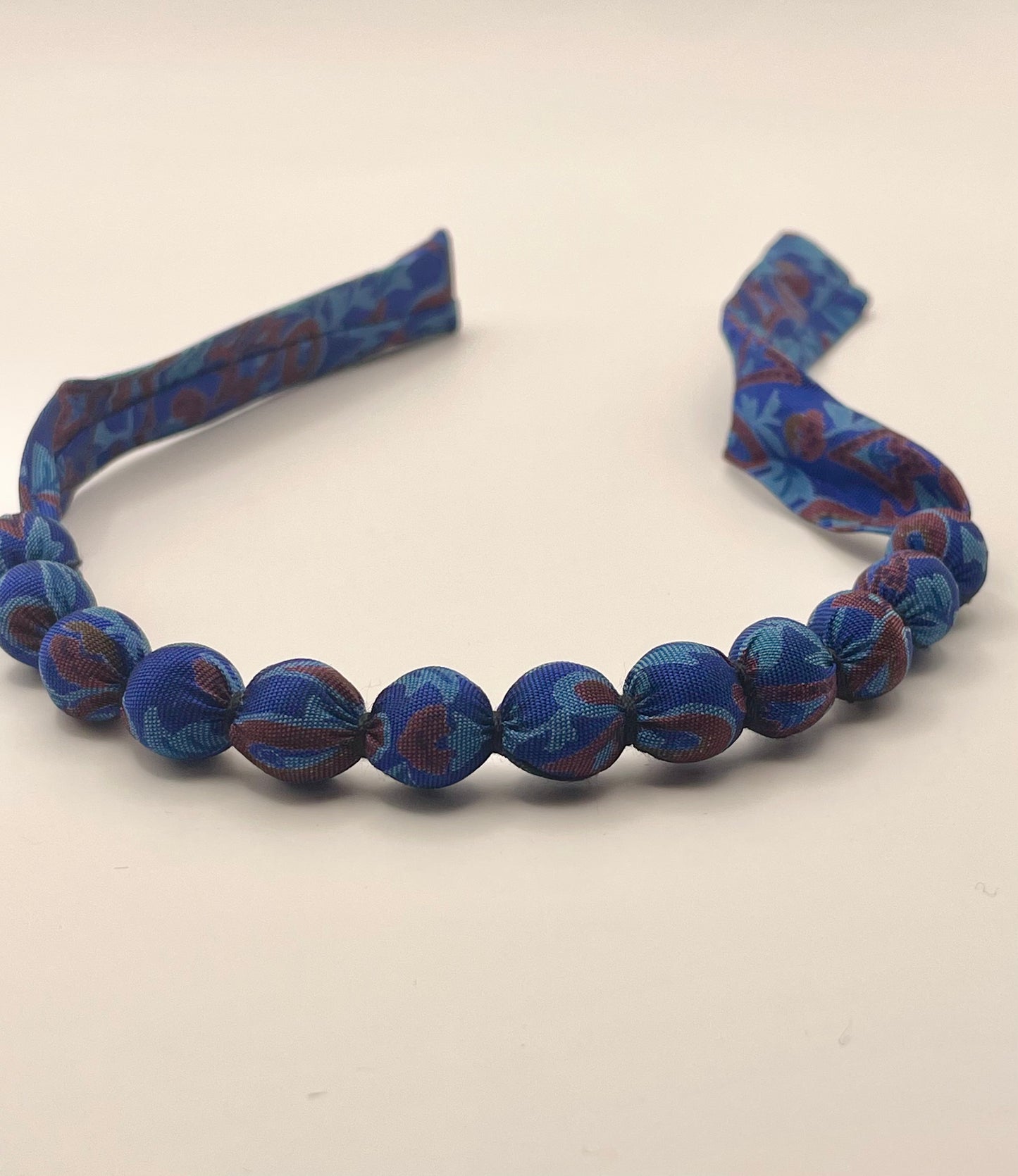 Bracelet perles de soie motifs floraux bleu et rouge