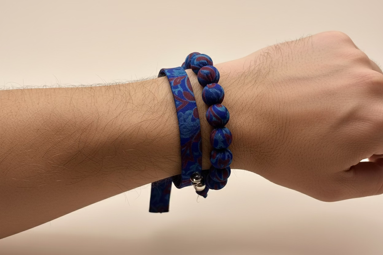 Bracelet ruban de soie bleu motifs floraux