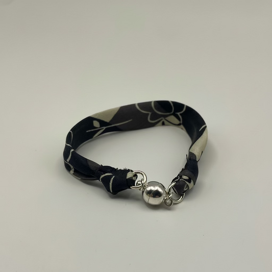 Bracelet ruban de soie motifs petits carreaux noir et blanc crème et fleur