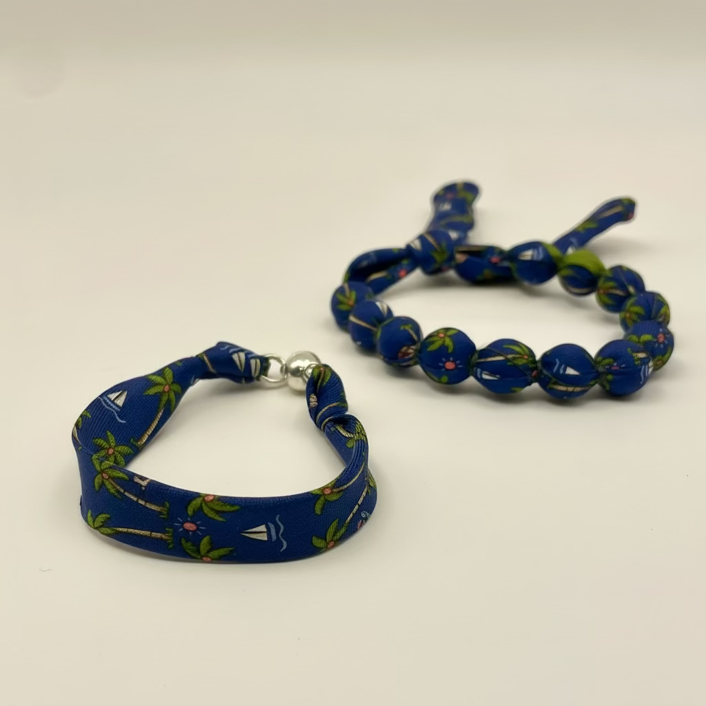 Bracelet perles de soie bleue motifs voiliers et palmiers