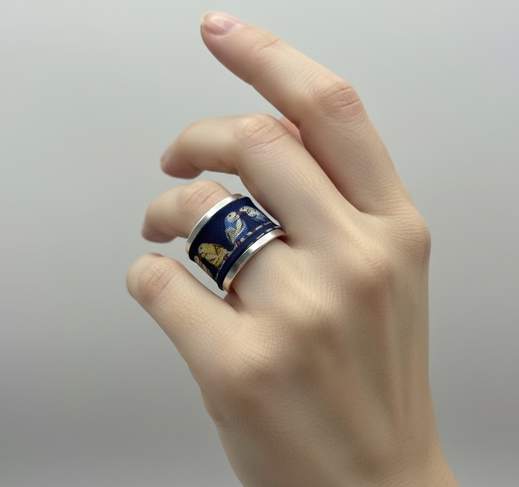 Bague ajustable en acier Rodhier en soie les perruches