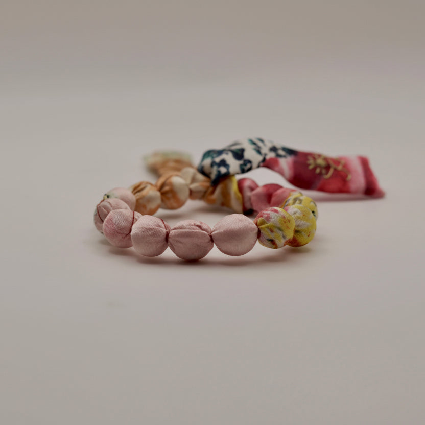 Bracelet perles de soie jaune et rose pale