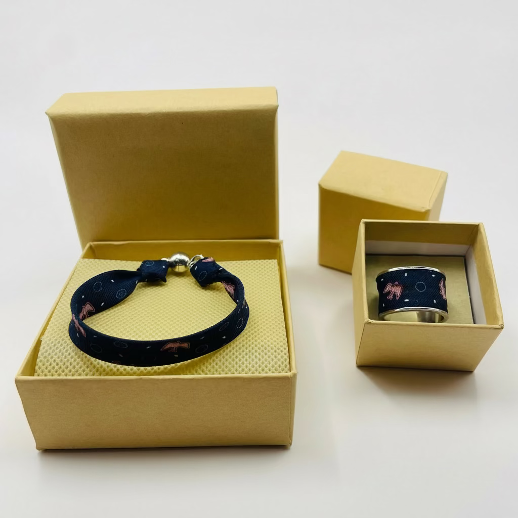 Bracelet ruban de soie bleue marine et rose motifs hirondelles