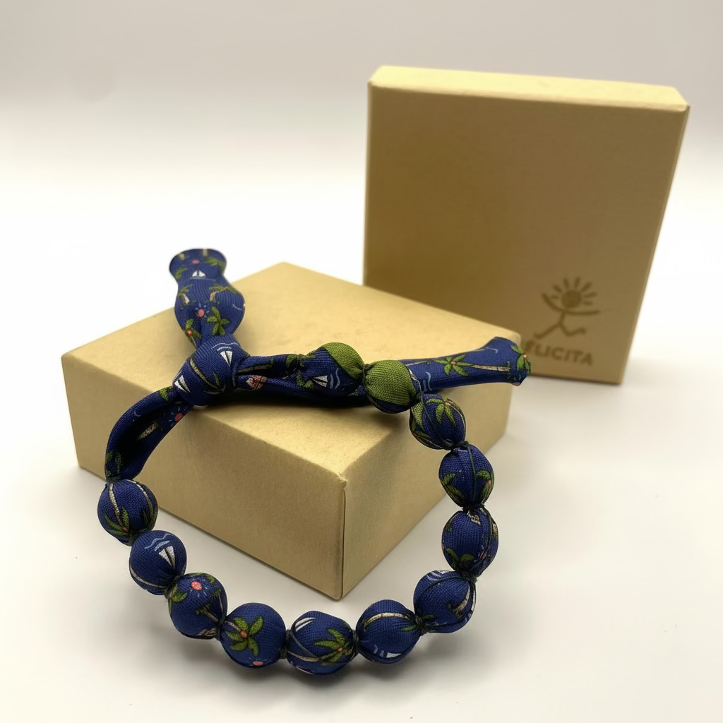 Bracelet perles de soie bleue motifs voiliers et palmiers