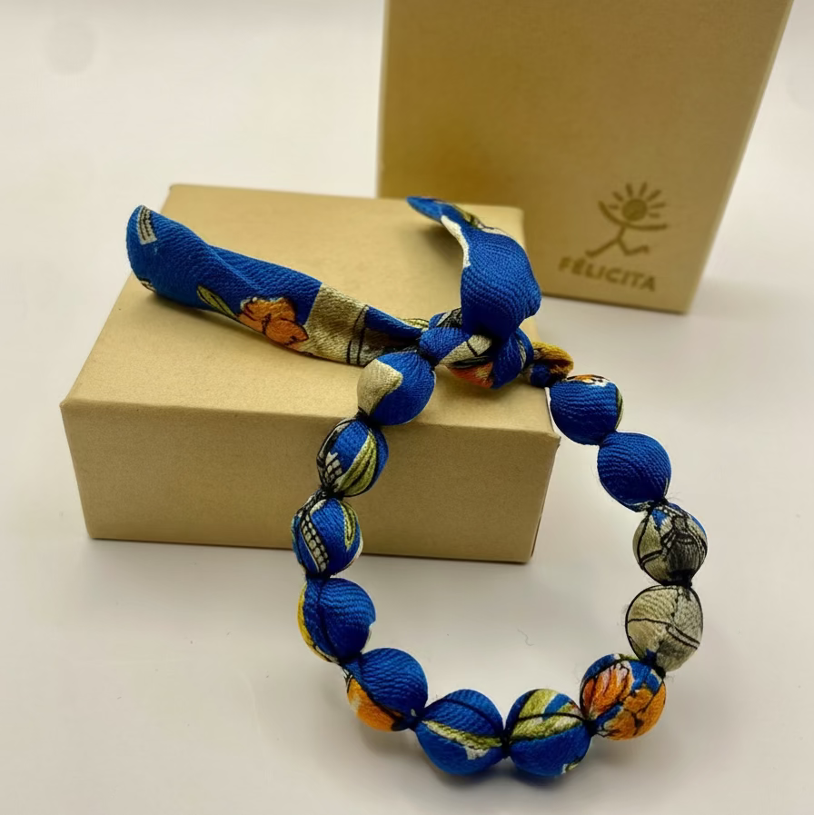 Bracelet perles de soie bleue motifs moulins et pavots
