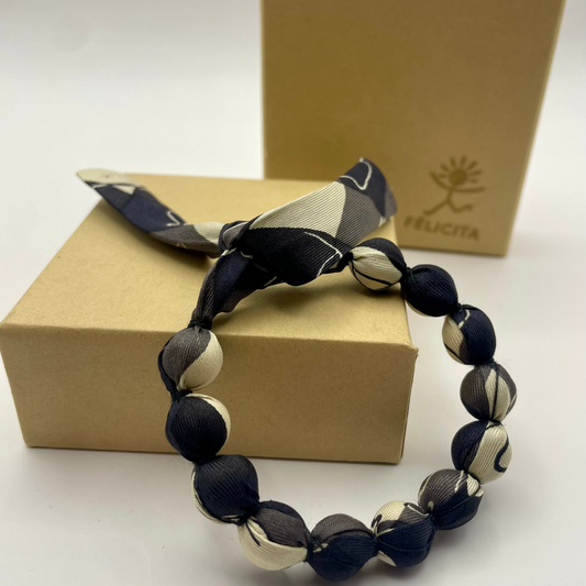 Bracelet perles de soie motifs carreaux et fleurs, noir et blanc