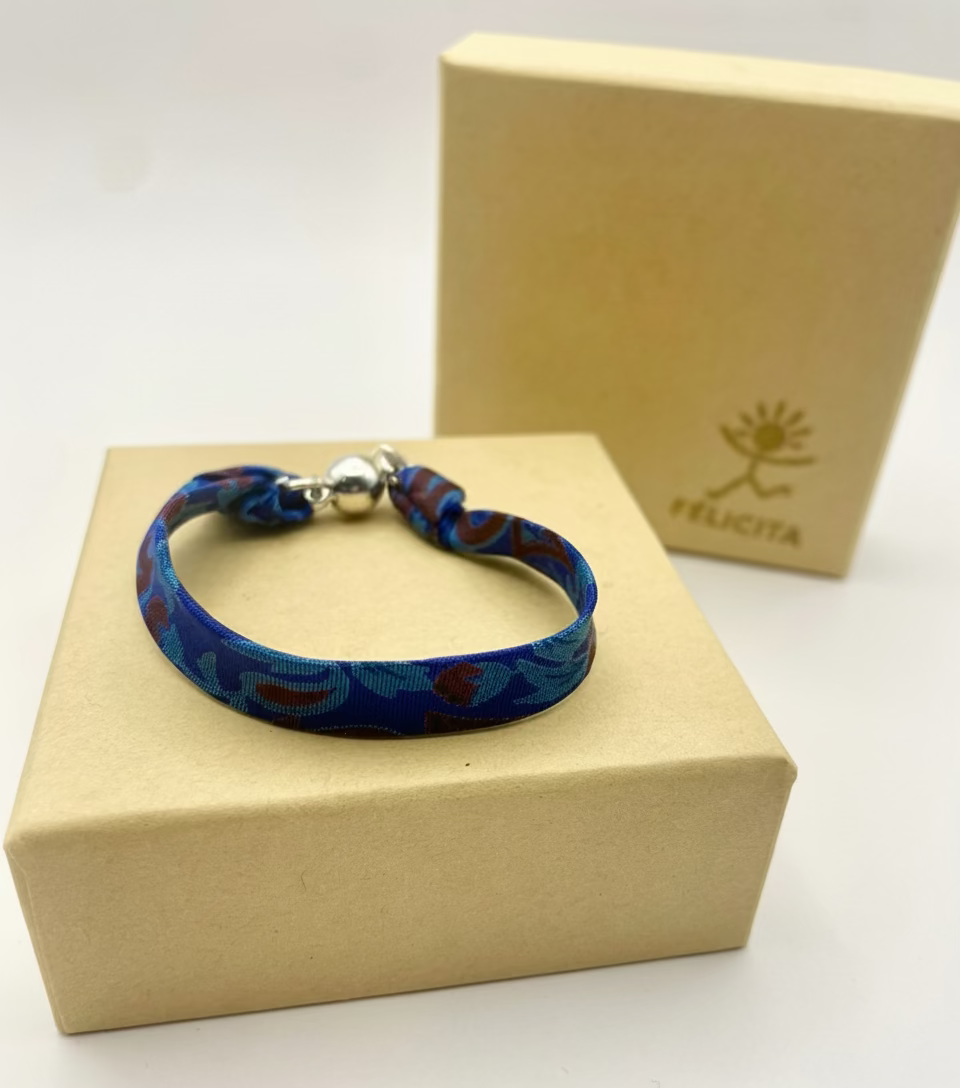 Bracelet ruban de soie bleu motifs floraux