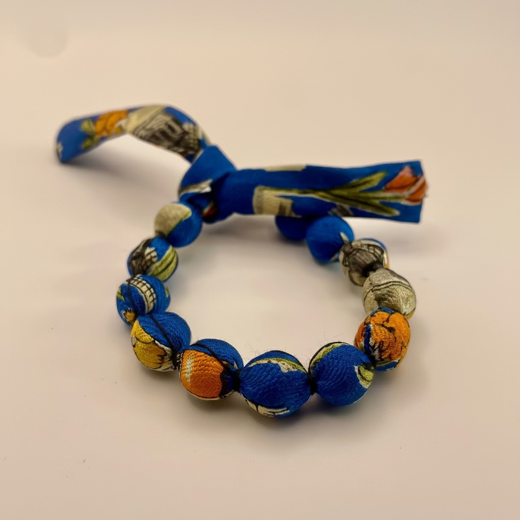 Bracelet perles de soie bleue motifs moulins et pavots