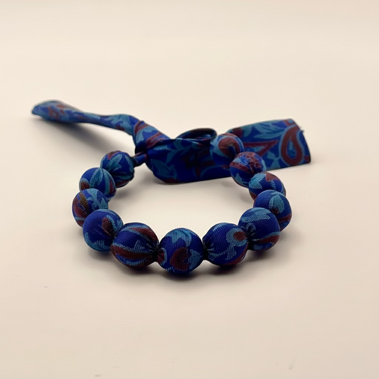 Bracelet perles de soie motifs floraux bleu et rouge