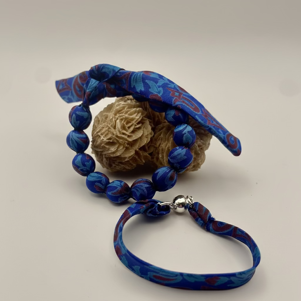Bracelet ruban de soie bleu motifs floraux