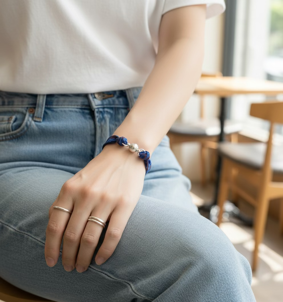 Bracelet ruban de soie bleu motifs floraux