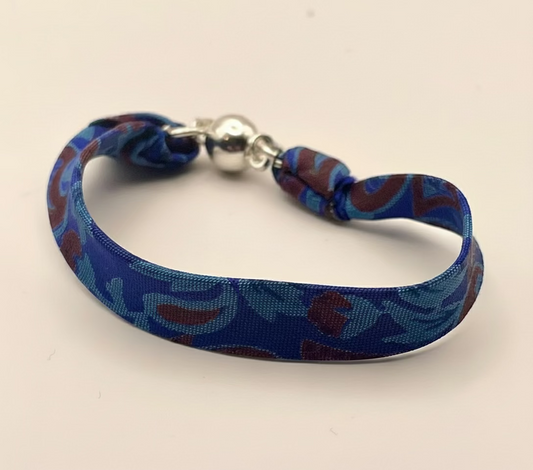 Bracelet ruban de soie bleu motifs floraux