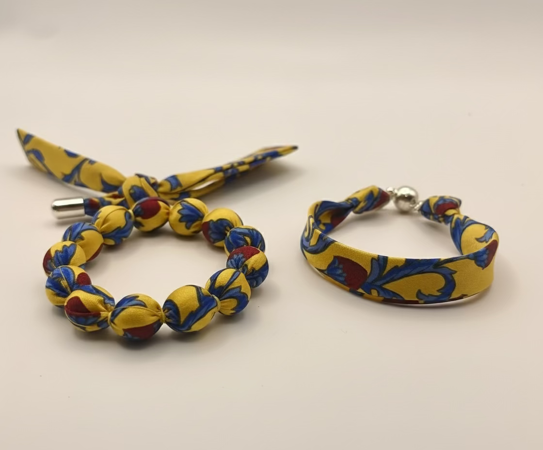 Bracelet perles de soie fruits rouges