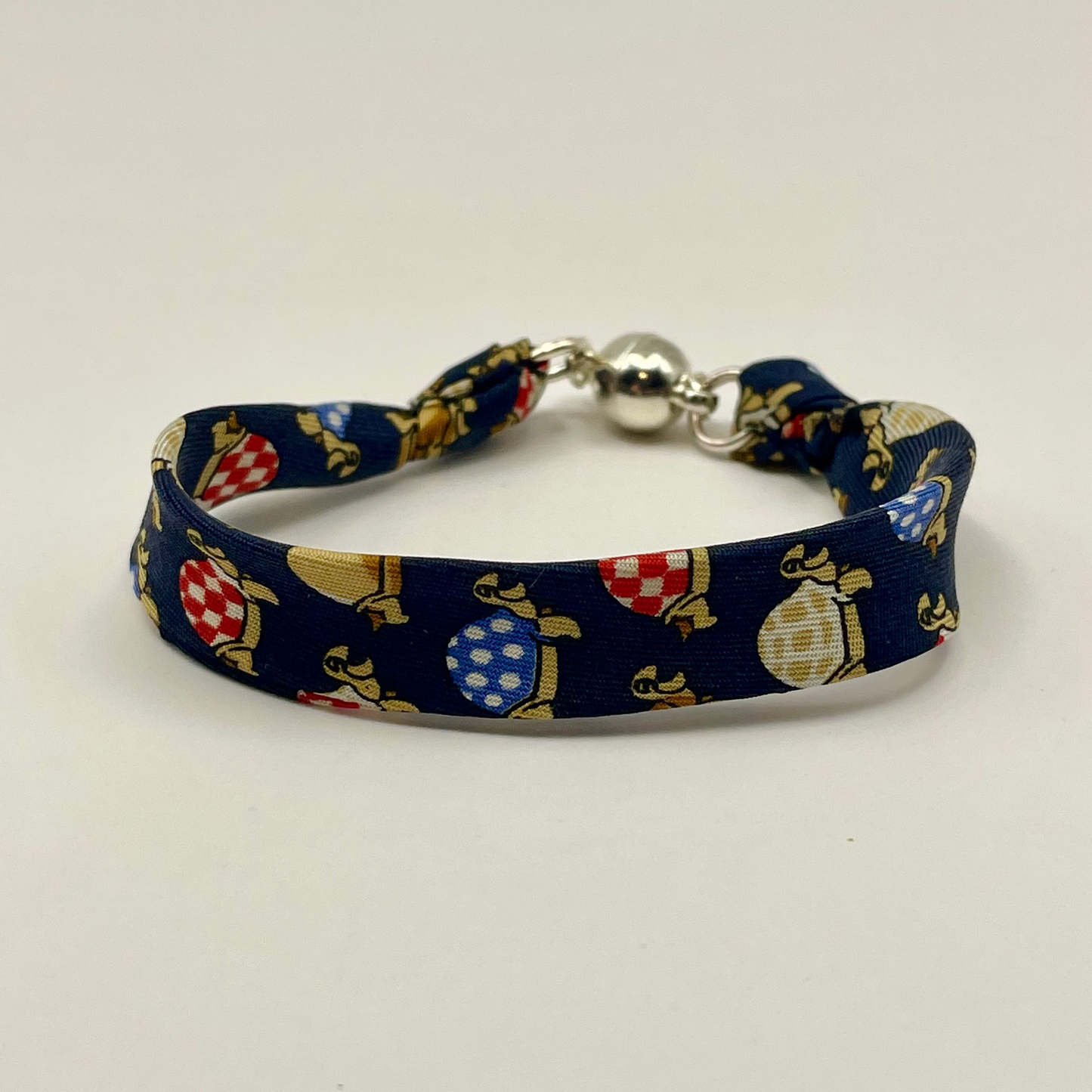 Bracelet ruban de soie bleu motifs petites tortues