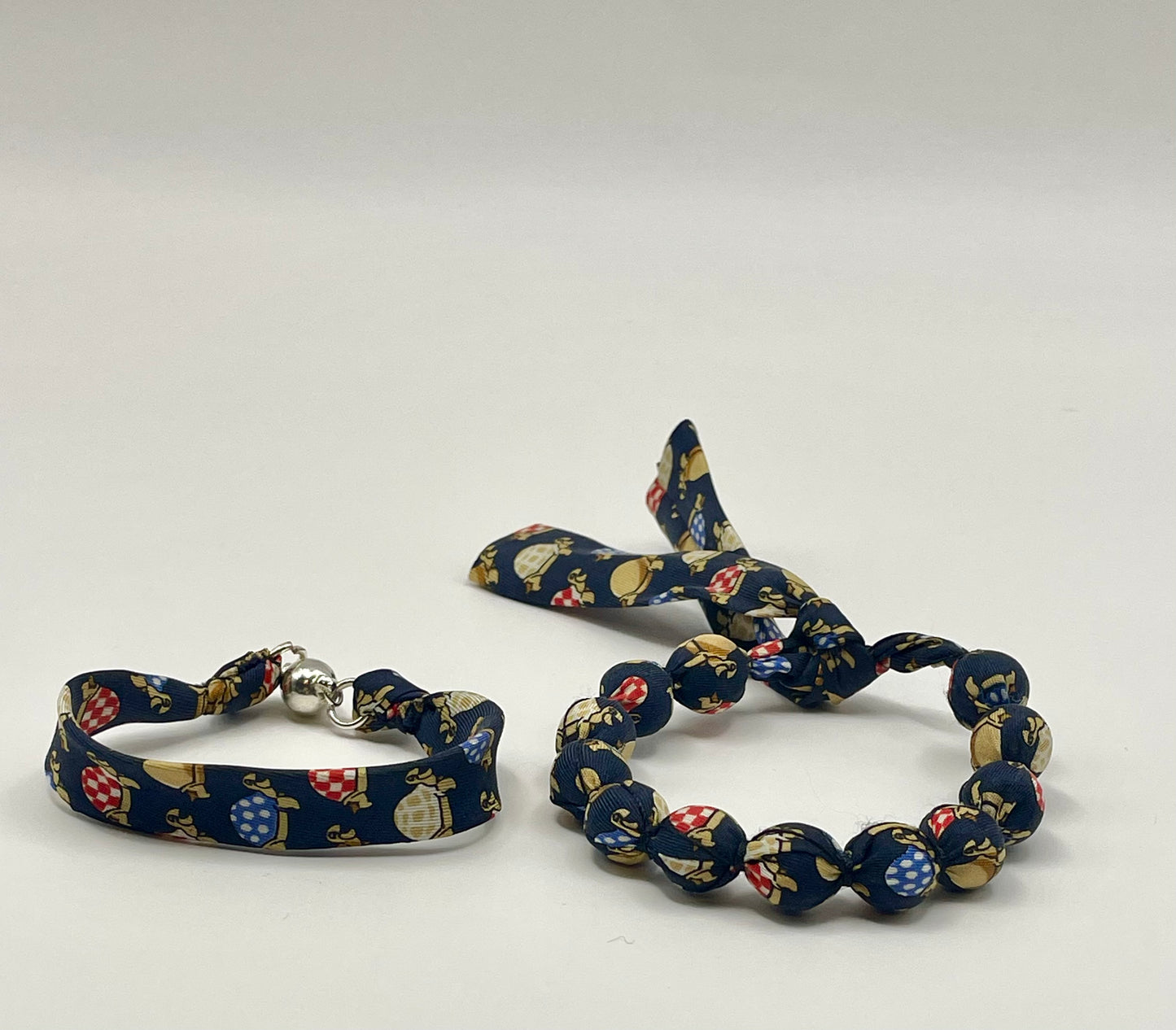 Bracelet ruban de soie bleu motifs petites tortues