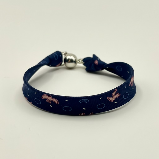 Bracelet ruban de soie bleue marine et rose motifs hirondelles