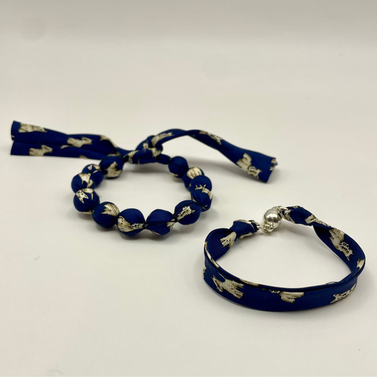 Bracelet perles de soie motifs petits chiens blancs