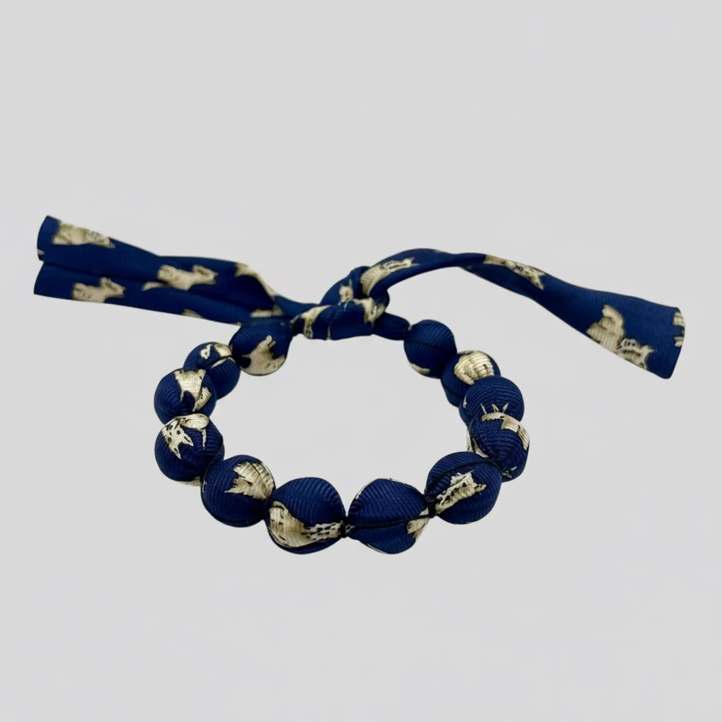 Bracelet perles de soie motifs petits chiens blancs