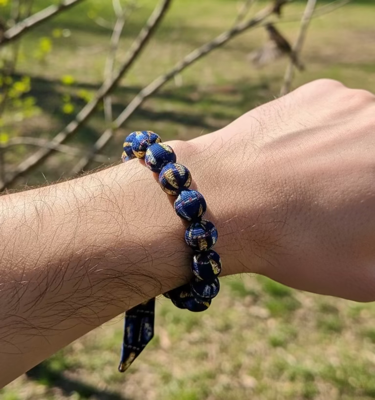 Bracelet perles de soie motifs pérruches