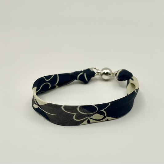 Bracelet ruban de soie motifs petits carreaux noir et blanc crème et fleur