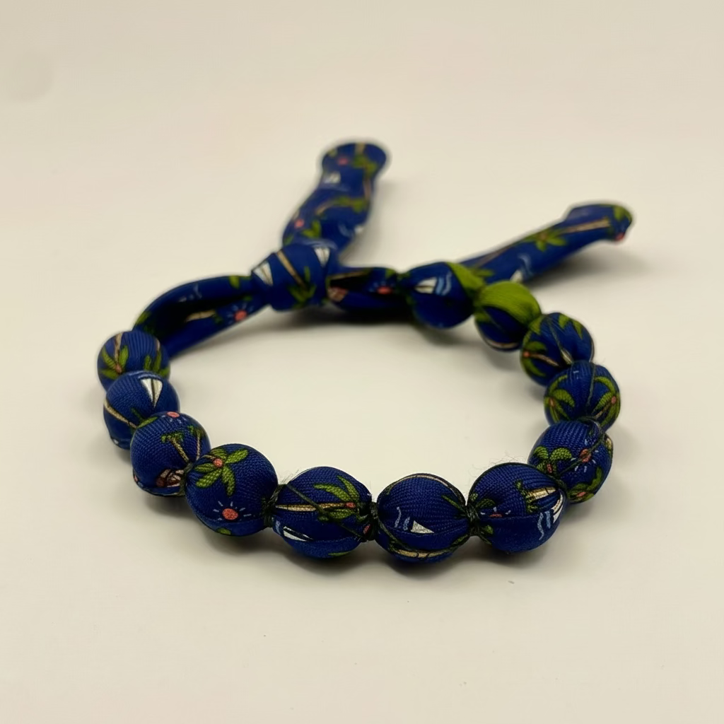 Bracelet perles de soie bleue motifs voiliers et palmiers