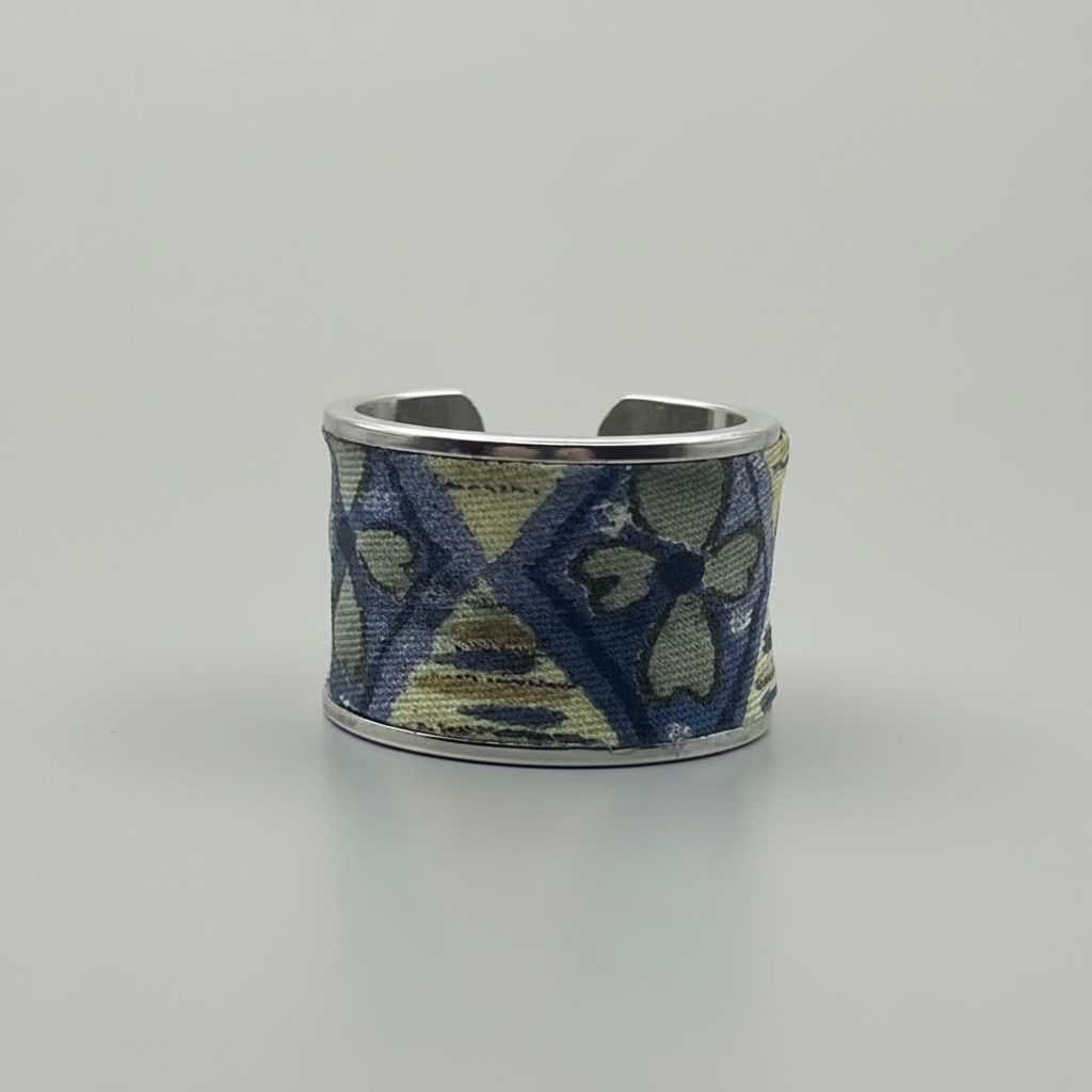 Bague ajustable en acier Rodhier et soie motif trèfle à quatre feuilles