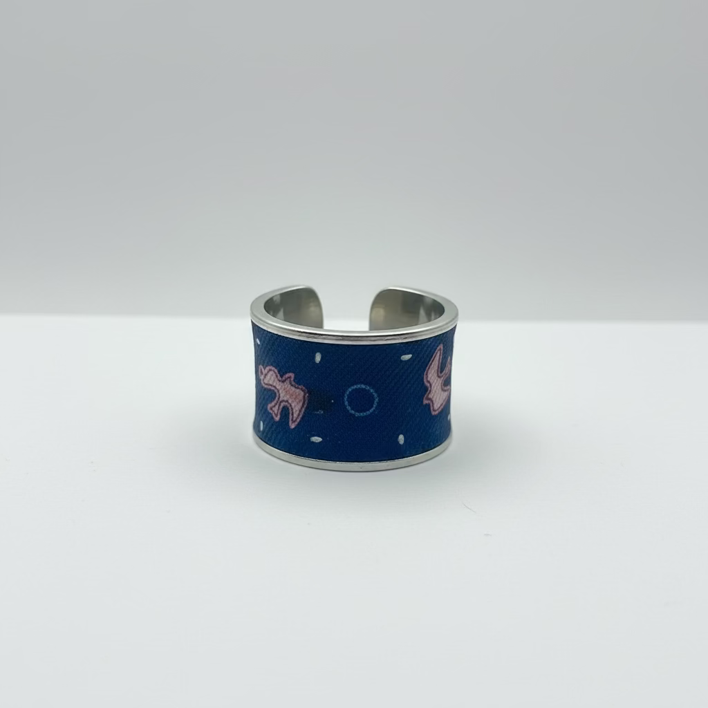 Bague en soie large ajustable en acier et soie bleu marine et hirondelles roses